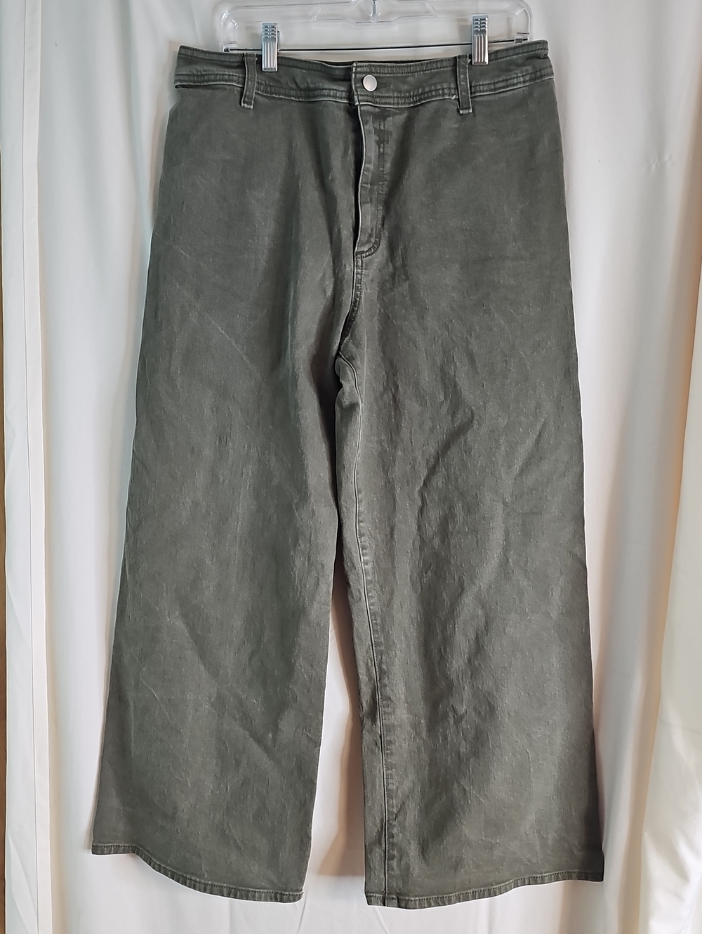Relaxed Wide-Leg Chinos in Olive